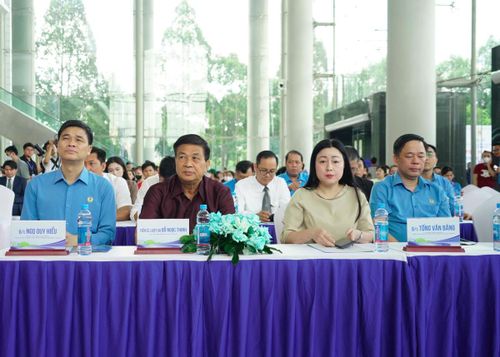 Các lãnh đạo và các đại biểu dự chương trình. Ảnh: Q.Đ.