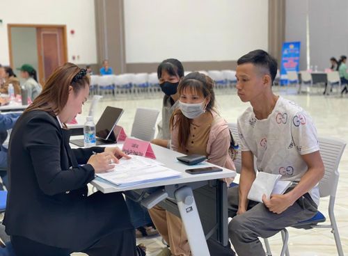 Công nhân, người lao động trao đổi với các luật sư để được tư vấn pháp luật miễn phí. Ảnh: Q.Đ.