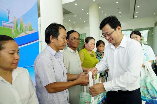 Ông Cao Xuân Thạo - Phó Chủ tịch Ủy ban Trung ương MTTQ Việt Nam trao quà cho công nhân tại chương trình. Ảnh: Q.Đ.