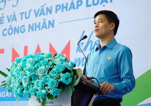 Ông Ngọ Duy Hiểu - Phó Bí thư Thường trực Đảng ủy, Phó Chủ tịch Thường trực Tổng Liên đoàn Lao động Việt Nam - trao quà cho công nhân. Ảnh: Q.Đ.