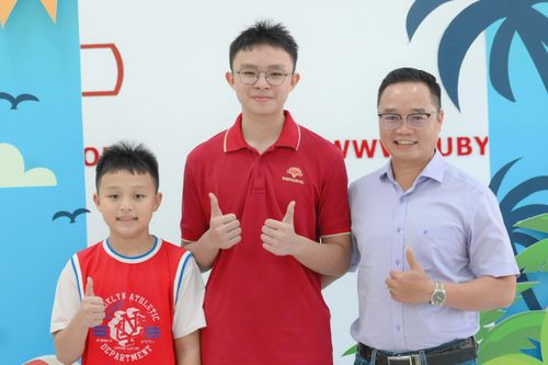 Đăng Phúc cùng bố và em trai. Ảnh: Thái An.