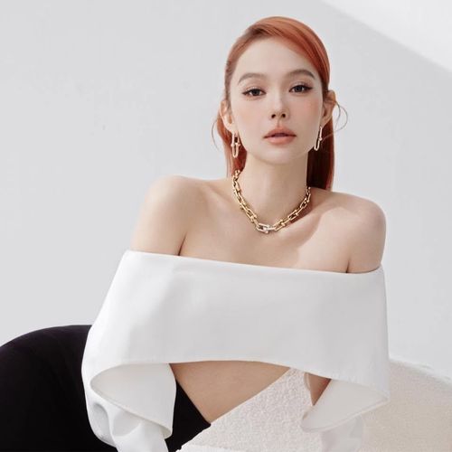 Trong năm qua, Minh Hằng có những nỗ lực rõ rệt để trở lại đường đua âm nhạc sau thời gian tập trung cho gia đình và các hoạt động cá nhân. Cô liên tiếp giới thiệu các sản phẩm được đầu tư về hình ảnh, ý tưởng, gần đây là Hoa hồng ai vun trồng, theo đuổi tinh thần nữ quyền, hình ảnh phụ nữ độc lập, mạnh mẽ. Tuy nhiên, hiệu ứng của các dự án này chưa thật sự tương xứng với mức độ đầu tư và kỳ vọng.