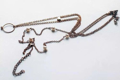 Trang sức bị xỉn màu có thể được làm mới bằng những nguyên liệu có sẵn ở nhà. Ảnh: Irina Piskova.