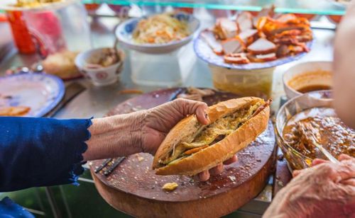  Việc bảo quản, giữ vệ sinh kém có thể khiến bánh mì dễ trở thành "ổ chứa" Salmonella. Ảnh: Shutterstock. 