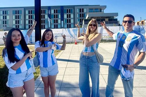  Người hâm mộ có mặt gần khách sạn Origin, nơi Lionel Messi và đội tuyển Argentina lưu trú trong thời gian diễn ra World Cup 2026. Ảnh: Abbey Higginbotham/Axios. 