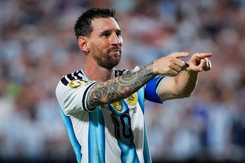  Lionel Messi ăn mừng bàn thắng thứ 3, hoàn tất cú hat-trick trong trận đấu ngày 16/6. Ảnh: Reuters. 