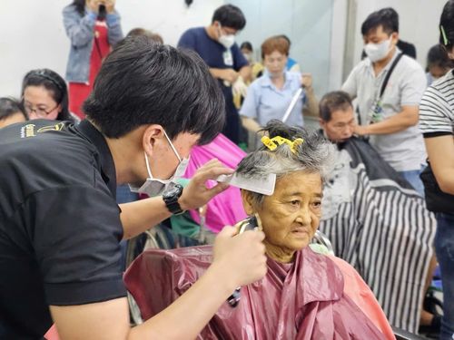  Người bệnh được cắt tóc gọn gàng tại chương trình. Ảnh: Nguyễn Thuận. 
