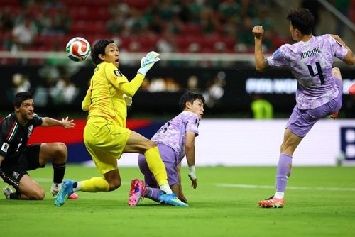  Thủ môn Hàn Quốc trải qua khoảnh khắc nặng nề sau một sai lầm đắt giá tại World Cup. 