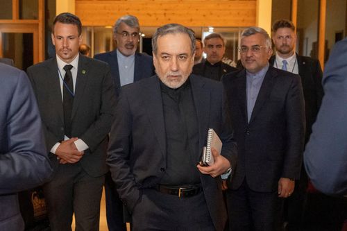  Ngoại trưởng Iran Seyyed Abbas Araqchi (giữa) tại khu nghỉ dưỡng Buergenstock (Thụy Sĩ) ngày 21/6. Ảnh: Reuters. 