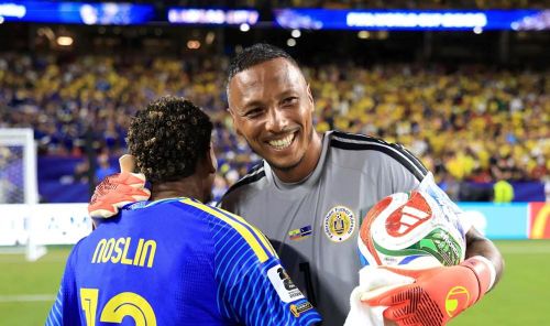 Màn trình diễn trước Ecuador giúp thủ môn Eloy Room đi vào lịch sử World Cup