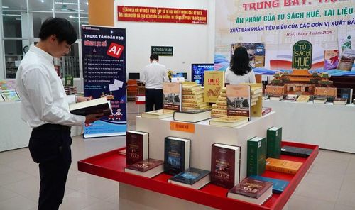 Bạn đọc tìm hiểu ấn phẩm mới của Tủ sách Huế "Tuyển tập những bài nghiên cứu về triều Nguyễn" vừa ra mắt hồi tháng 4.2026
