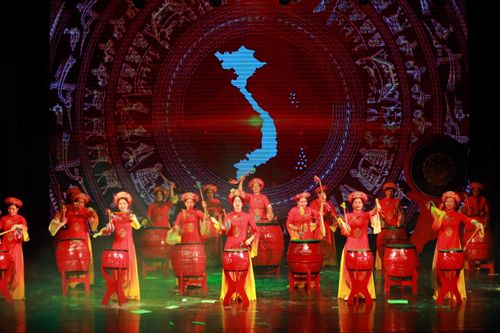 Chương trình nghệ thuật “Sấm Đọi Tam – Vang hồn Việt”, do nhóm sinh viên Trường Đại học Văn hóa Hà Nội tổ chức ngày 1/6/2026, tại Hà Nội tái hiện hành trình của tiếng trống Đọi Tam qua dòng chảy lịch sử dân tộc. Chương trình không chỉ tôn vinh nghề làm trống truyền thống hơn 1000 năm tuổi mà còn góp phần lan tỏa giá trị di sản đến gần hơn với thế hệ trẻ. Ảnh: Khánh Hòa - TTXVN