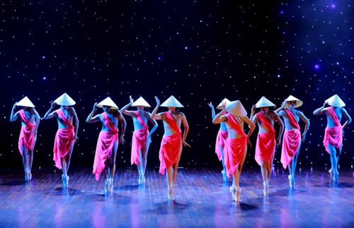 Chương trình nghệ thuật “Giao thoa đất trời” với điểm nhấn là các tiết mục mang đậm bản sắc văn hóa Việt, được dàn dựng theo hơi thở đương đại, tạo nên sự giao thoa hài hòa giữa truyền thống và hiện đại được nhóm sinh viên Trường Đại học Sân khấu – Điện ảnh Hà Nội tổ chức tại ngày 5/6/2026. Ảnh: Khánh Hòa – TTXVN