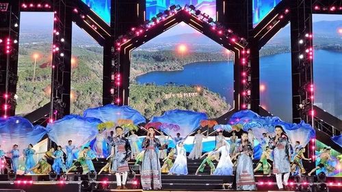 Các nghệ sĩ và vũ đoàn biểu diễn sôi động trong phần nghệ thuật "Gia Lai - Mùa hè vẫy gọi".