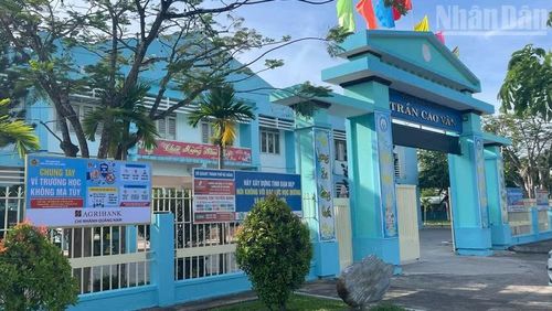 Những pa-no được lắp đặt tại cổng trường.