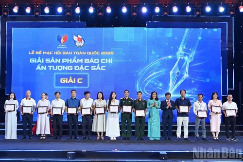 Ban tổ chức trao giải C Giải sản phẩm báo chí ấn tượng đặc sắc tặng các đơn vị đạt giải.