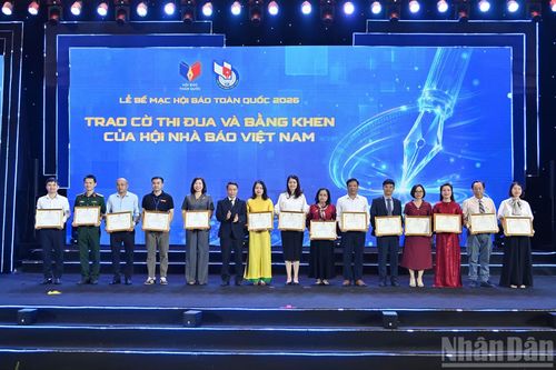 Phó Chủ tịch Thường trực Hội Nhà báo Việt Nam Nguyễn Đức Lợi trao bằng khen của Hội Nhà báo Việt Nam tặng các tập thể có thành tích xuất sắc trong phong trào thi đua năm 2025.