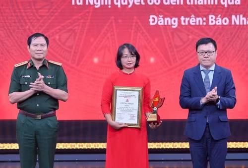 Đại tướng Nguyễn Tân Cương, Tổng Tham mưu trưởng Quân đội nhân dân Việt Nam và đồng chí Lê Quốc Minh, Tổng Biên tập Báo Nhân Dân trao giải C, Cuộc thi viết “Bảo vệ nền tảng tư tưởng của Đảng trong tình hình mới” lần thứ 5 cho đại diện nhóm tác giả Báo Nhân Dân. (Ảnh: THẾ ĐẠI)