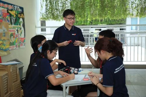Một đội tuyển chuẩn bị cho phần thi của mình.