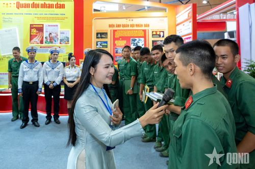 Chiến sĩ Bộ CHQS TP Hải Phòng giao lưu tại gian trưng bày khối báo chí Quân đội.