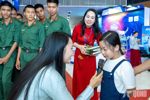 Độc giả nhỏ tuổi tham gia mini game nhận sách.