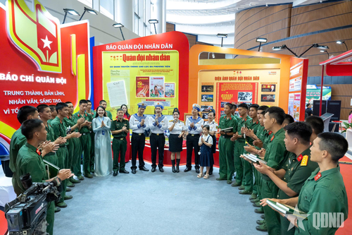 Đoàn Văn công Hải quân giao lưu nghệ thuật với chiến sĩ, công chúng.