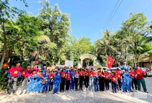 Các em học sinh, võ sinh và phụ huynh chụp ảnh tại Khu căn cứ cách mạng Đồng Bò.