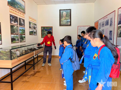 Các em học sinh và võ sinh tìm hiểu lịch sử Khu căn cứ cách mạng Đồng Bò tại Nhà trưng bày.