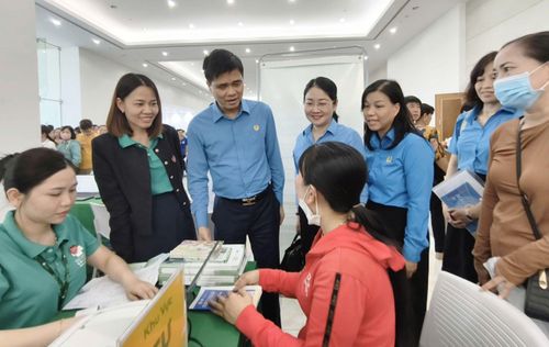Các đại biểu thăm hỏi người lao động tại gian hàng tư vấn. Ảnh: TÂM TRANG