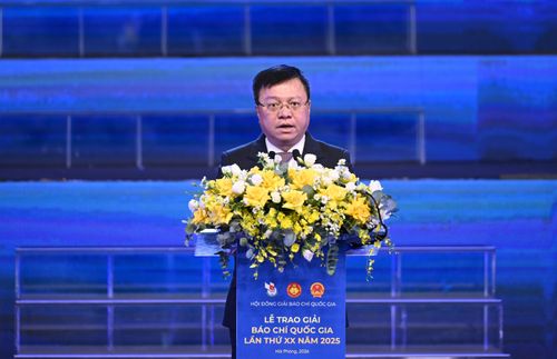 Nhà báo Lê Quốc Minh phát biểu tại lễ trao giải. Ảnh: ĐỖ TRUNG