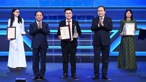 Chủ tịch Quốc hội Trần Thanh Mẫn và Trưởng Ban Tuyên giáo và Dân vận Trung ương Trịnh Văn Quyết trao giải A cho tác giả đoạt giải. Ảnh: ĐỖ TRUNG