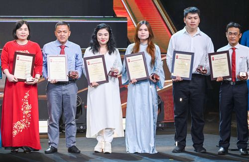 Tác phẩm "Công trình báo chí dữ liệu đặc biệt: TPHCM 50 năm - Những dấu ấn tự hào qua trang Báo Sài Gòn Giải Phóng" đoạt giải C (nhà báo Minh Phong, Báo Sài Gòn Giải Phóng ngoài cùng bìa phải) thay mặt nhóm tác giả nhận chứng nhận của Hội đồng Giải Báo chí quốc gia. Ảnh: ĐỖ TRUNG