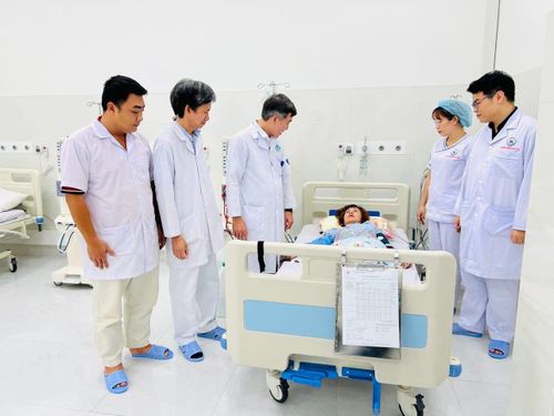 Du khách đến từ Hà Nội thực hiện chạy thận nhân tạo tại Côn Đảo.