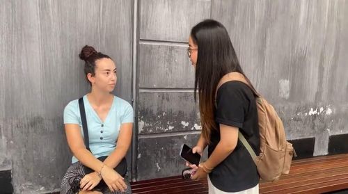 Sinh viên K43 ngành Văn hóa phát triển, Khoa Tuyên truyền, Học viện Báo chí và Tuyên truyền tác nghiệp với người nước ngoài. Ảnh: NVCC