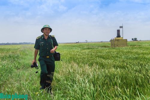 Tác giả trong một lần tác nghiệp tại biên giới Tây Ninh. Ảnh: Đ.B