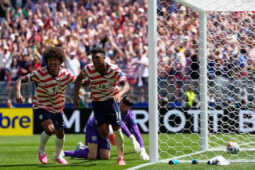  Các cầu thủ Mỹ ăn mừng trong chiến thắng 2-0 trước Australia tại World Cup 2026. 