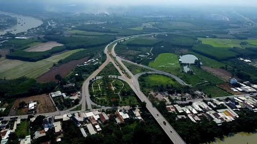 Tuyến đi qua các xã, phường thuộc TP Đồng Nai gồm Xuân Đường, Xuân Quế, Dầu Giây, An Viễn, Bình An, Hưng Thịnh, Trảng Bom, Bình Minh, Tân An và xã Thường Tân (TPHCM). Tổng diện tích đất sử dụng cho dự án hơn 443 ha.