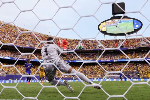  "Ecuador dứt điểm tới 26 lần nhưng không ghi bàn. Kể từ World Cup 1966 mới có một đội không ghi bàn khi dứt điểm nhiều như vậy. Chỉ số xG (bàn thắng kỳ vọng) cho thấy Ecuador có thể ghi 3,4 bàn nhưng họ bó tay trước Room", ESPN viết. 