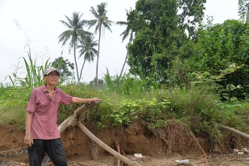 Đất sản xuất của người dân bị nuốt chửng qua từng năm.