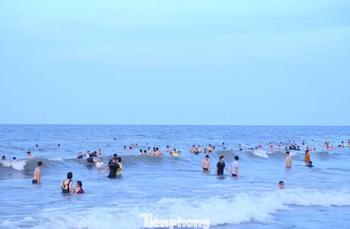 Là một trong những bãi biển đẹp và nổi tiếng nhất khu vực Bắc Trung Bộ, Cửa Lò sở hữu đường bờ biển dài khoảng 12km, nước biển trong xanh cùng bãi cát thoải, sạch đẹp. Hệ thống giao thông ngày càng thuận lợi với tuyến cao tốc Bắc - Nam phía Đông và tuyến đường ven biển đã giúp rút ngắn đáng kể thời gian di chuyển, đặc biệt đối với du khách từ Hà Nội và các tỉnh phía Bắc.