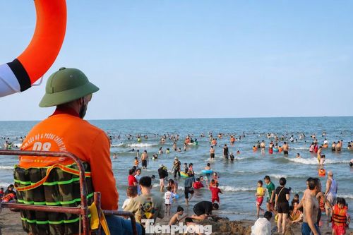 Để chuẩn bị cho mùa du lịch hè năm nay, chính quyền địa phương đã triển khai đồng bộ nhiều giải pháp nhằm nâng cao chất lượng dịch vụ và bảo đảm an toàn cho du khách. Trên dọc bãi biển, 15 điểm tắm tráng được đầu tư bằng nguồn vốn xã hội hóa với tổng kinh phí hơn 9 tỷ đồng, góp phần đáp ứng nhu cầu của người dân và du khách. Công tác vệ sinh môi trường được tăng cường với xe cào chuyên dụng thường xuyên thu gom rác thải, đá và các vật cản trên bãi biển, giữ gìn không gian sạch đẹp, an toàn. Bên cạnh đó, lực lượng cứu hộ được bố trí thường trực dọc bãi biển, sẵn sàng hỗ trợ và ứng cứu kịp thời khi xảy ra sự cố.