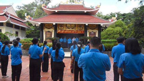 Nhà Bia ghi danh liệt sĩ.
