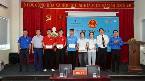 Trao học bổng cho 6 em học sinh có hoàn cảnh khó khăn.