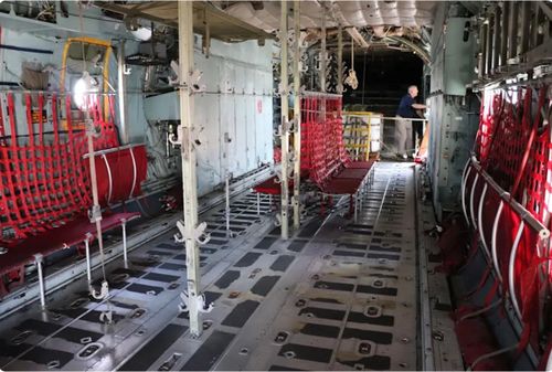 Bên trong máy bay vận tải C-130. Ảnh: Business Insider