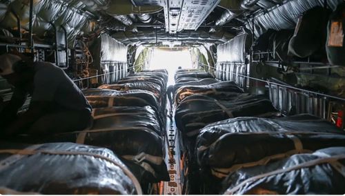 Bên trong máy bay vận tải C-130. Ảnh: Business Insider