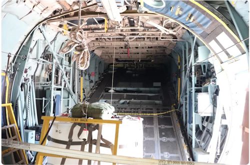 Bên trong máy bay vận tải C-130. Ảnh: Business Insider