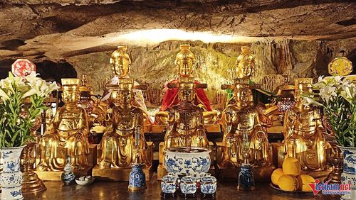 Hang Tối được người dân lập thờ Mẫu.