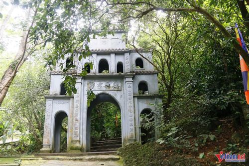 Để lên chùa Bái Đính cổ, trên đỉnh núi Đính, du khách phải vượt hơn 300 bậc đá từ cổng tam quan ở lưng chừng núi.