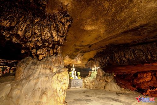 Trong hang tối linh thiêng, huyền bí với nhiều nhũ đá mang hình dáng khác nhau.