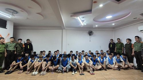 Nhóm người Trung Quốc bị phát hiện lưu trú tại phường Hiệp Bình để lập công xưởng lừa đảo. Ảnh: CACC